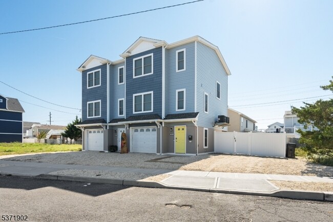 Building Photo - 257 Dewey Dr