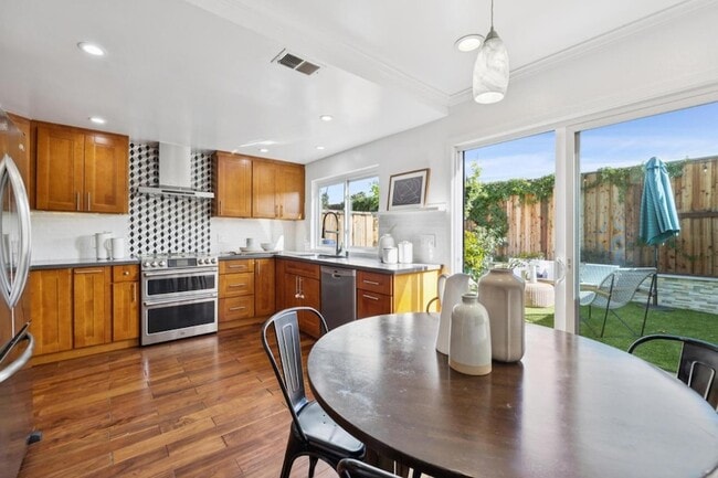 Building Photo - 646 S Ahwanee Terrace