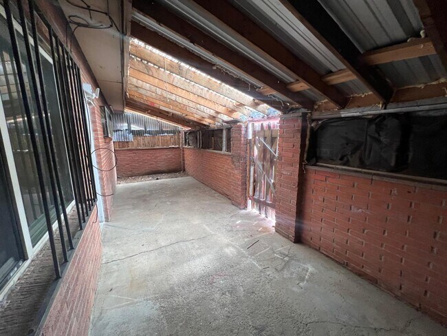 Building Photo - 3413 Ross Ave SE
