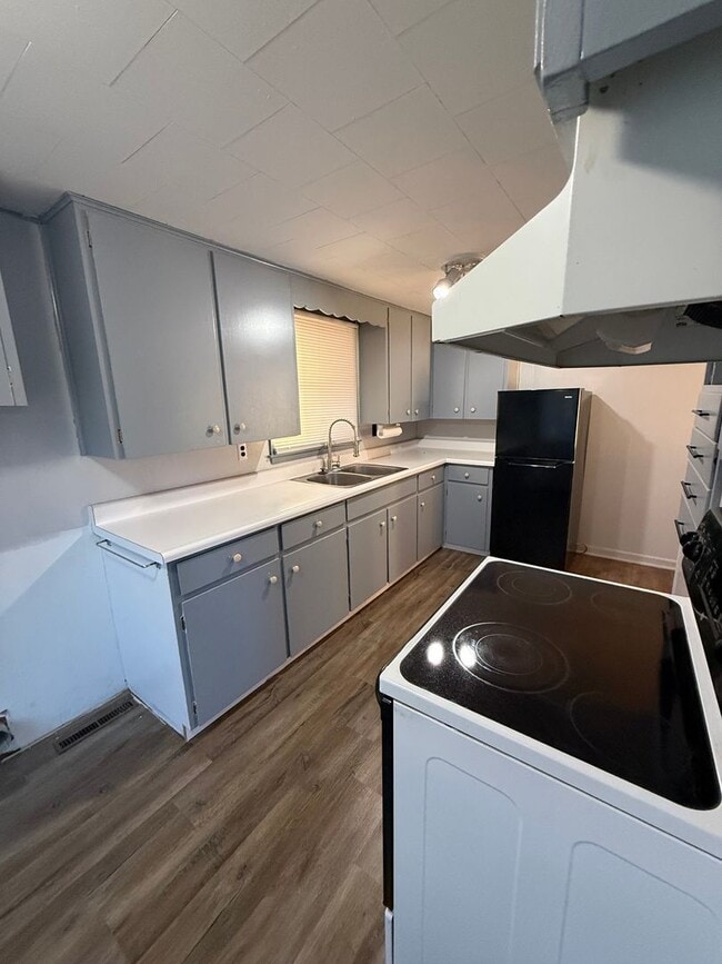 Building Photo - Lake House