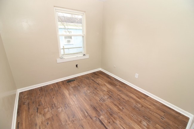 Building Photo - 1327 W 41st St