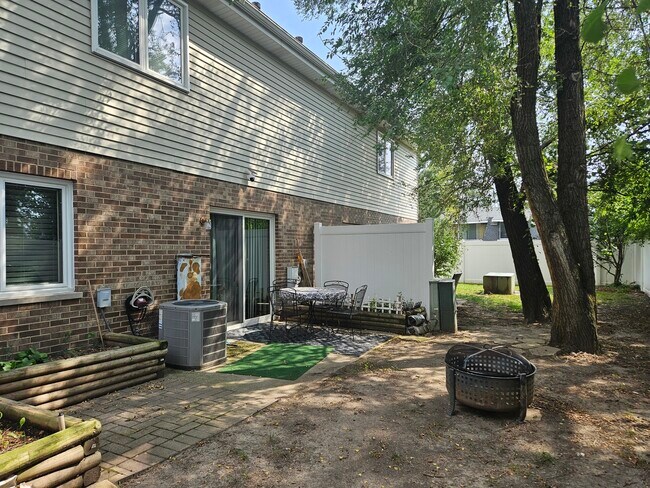Building Photo - 10956 S 76th Ave