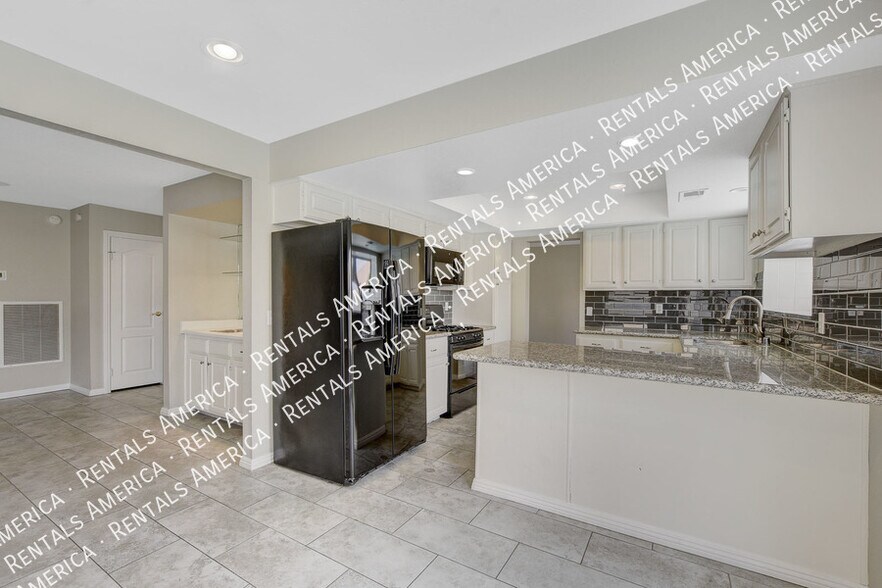 Building Photo - 319 Simon Bolivar Dr