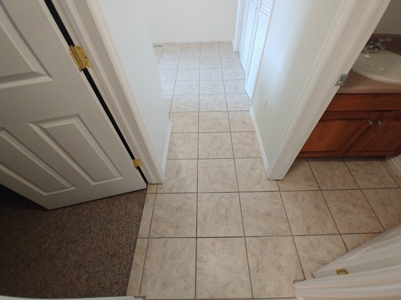 Building Photo - 936 Meadowbrook Dr