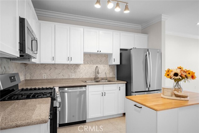 Building Photo - 6938 Laurel Canyon Blvd