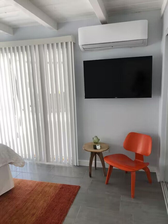 Building Photo - GORGEOUS 2 BED 2 BATH HOME WITH 1 BED 1 BA...