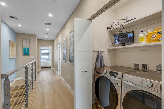 Building Photo - 811 SW 10th Terrace