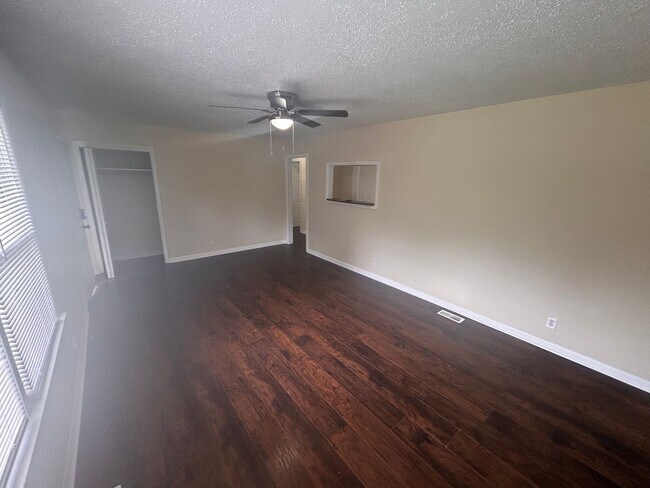 Building Photo - Beautiful 3 BED- 2BA with bonus room fenced in yard
