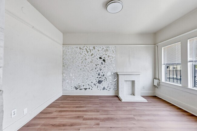 Building Photo - Spacious 1BR + 2.5BA Near USC and DTLA | First Floor Unit