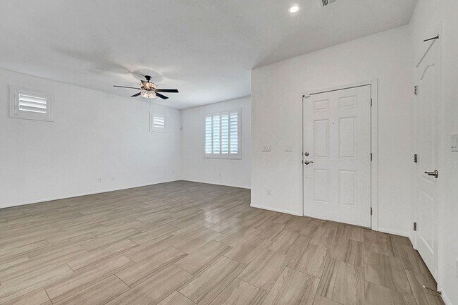 Building Photo - Stunning 3 Bedroom in Skye Canyon Master P...