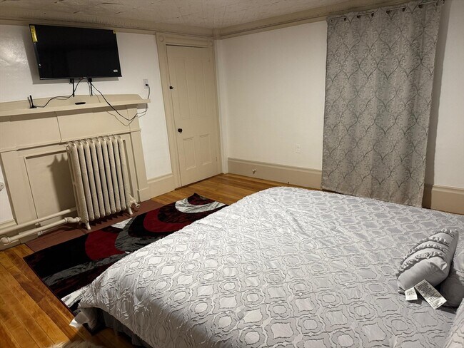 Building Photo - 367 Maple St