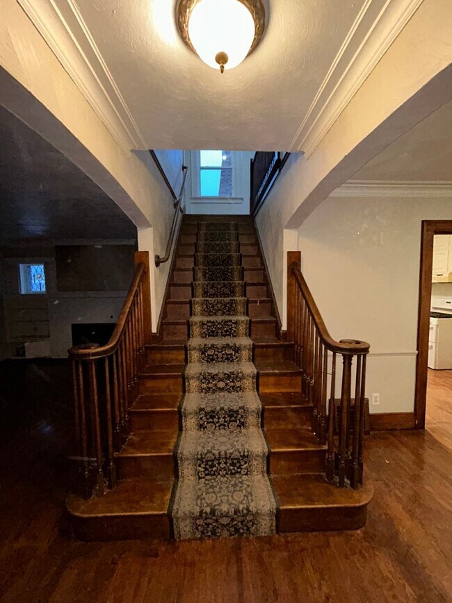 Building Photo - 3 BR/1.5 BA