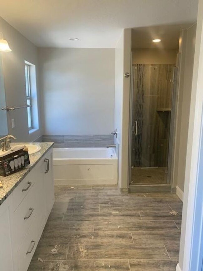 Building Photo - Gorgeous Townhome!  End Unit.