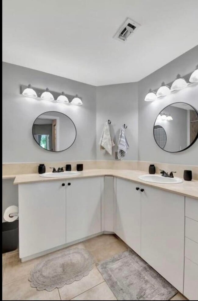 Building Photo - 804 E Windward Way