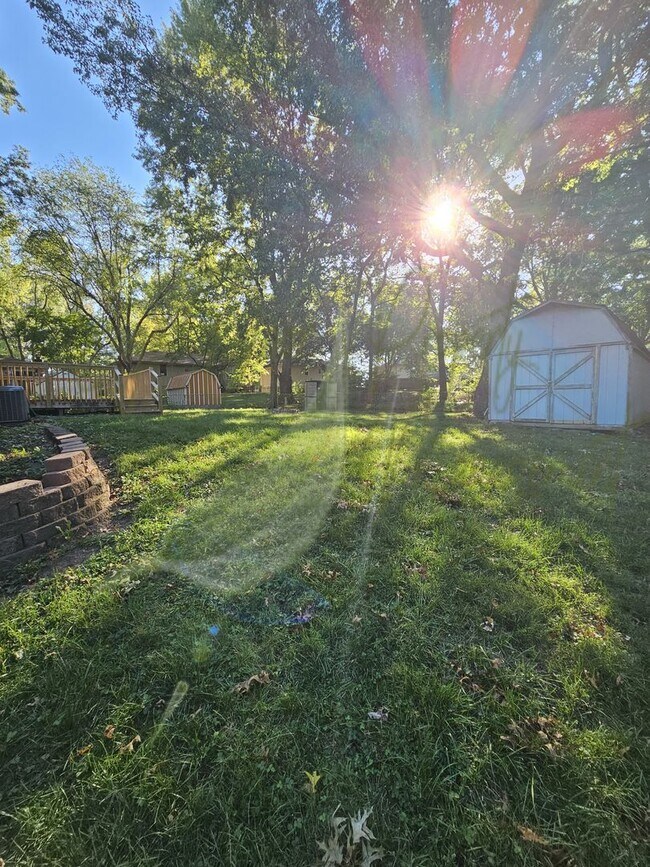 Building Photo - BEAUTIFUL UPDATES!!