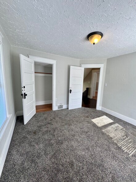Building Photo - 716 46th St