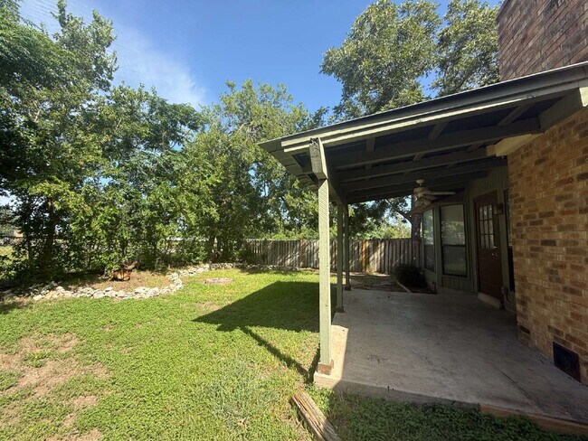 Building Photo - Charming Single-Story Corner Lot Home with...