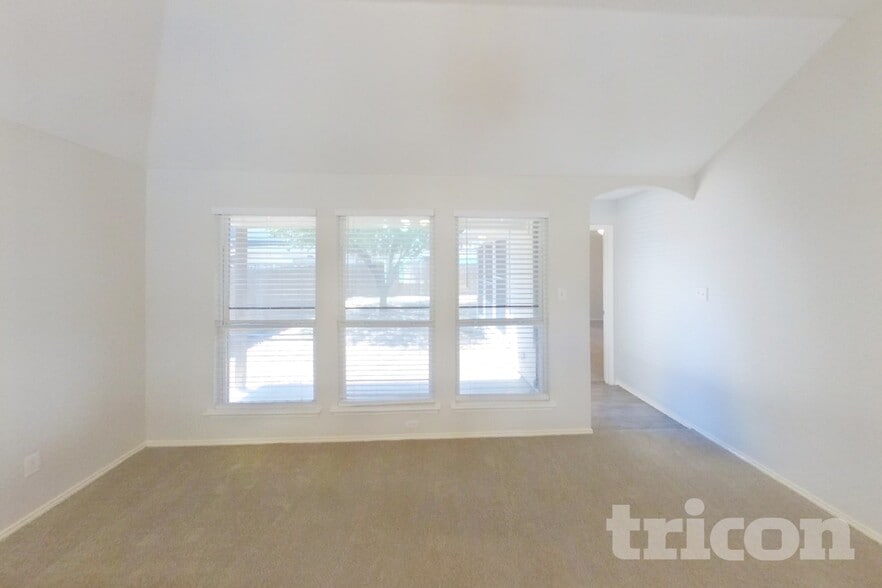 Building Photo - 1615 Hillside Dr