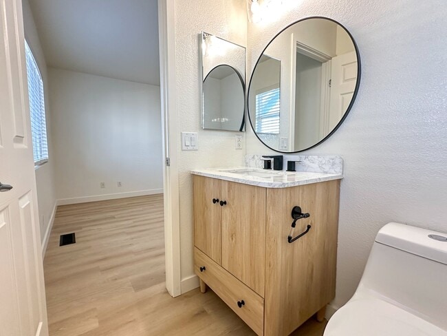 Building Photo - Beautifully Updated Townhome Near DIA