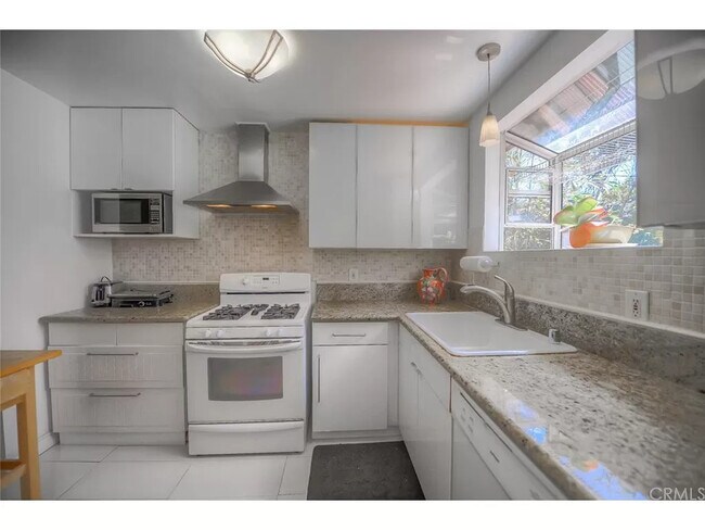 Building Photo - 2821 Greenfield Ave