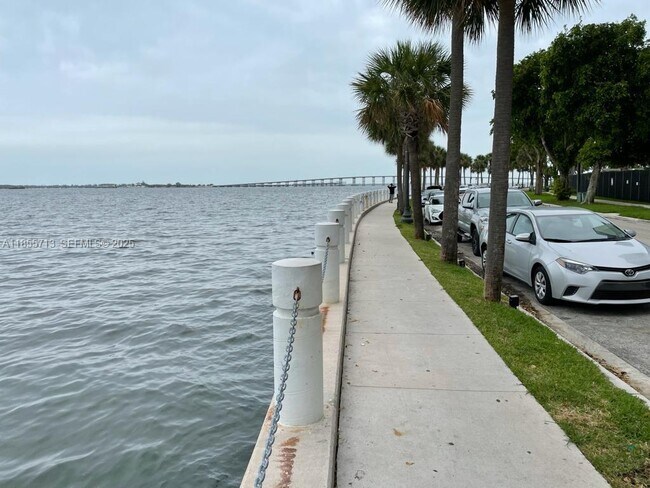 Building Photo - 170 SE 14th St