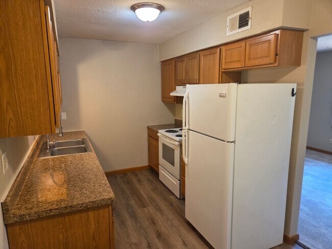 Building Photo - 1300 W Jeth Ct