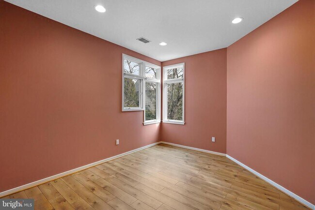 Building Photo - 1460 Waterfront Rd