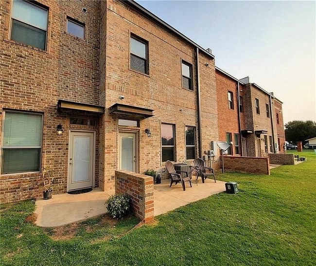 Building Photo - 477 S Fretz Ave