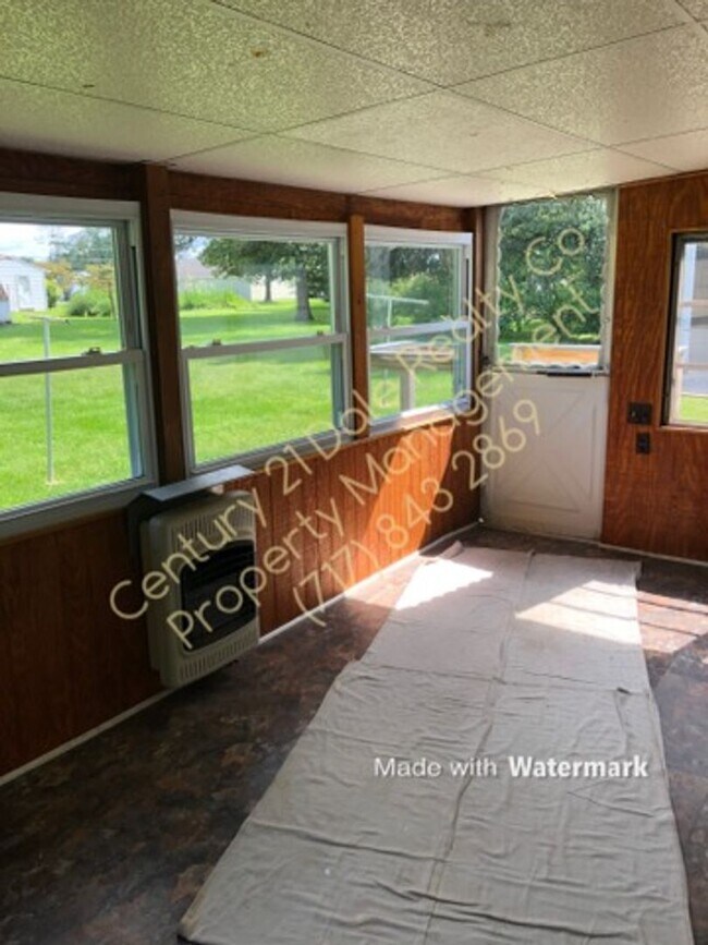 Building Photo - 2 Bedroom Home in Central School with a La...