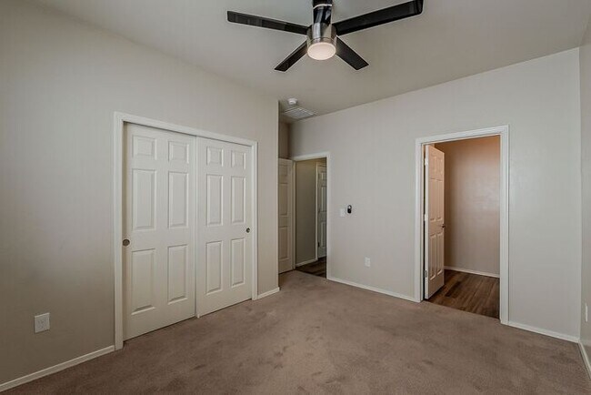 Building Photo - Modern 4 Bed Tucson Rental with Spacious K...