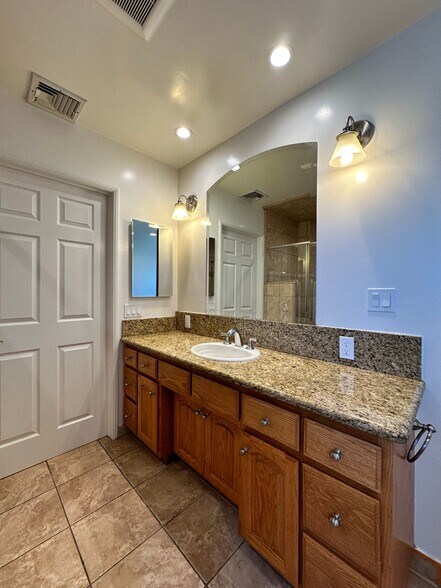 Building Photo - 9856 La Rosa Dr