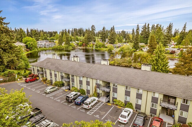 Building Photo - 2 Bedroom 1 Bathroom Lakeside Unit!