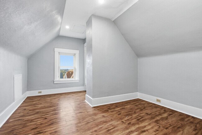 Building Photo - Kam316