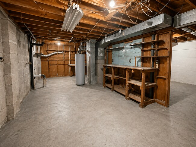 Building Photo - Newly Rehabbed 4BR Home in Hamilton Schools w/ Full Basement