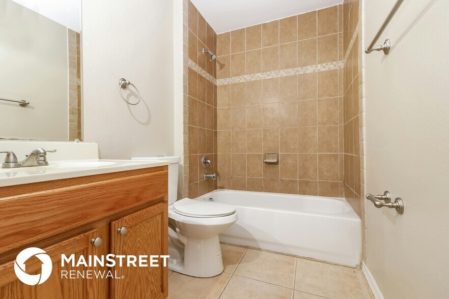 Building Photo - 527 NE 6th Pl