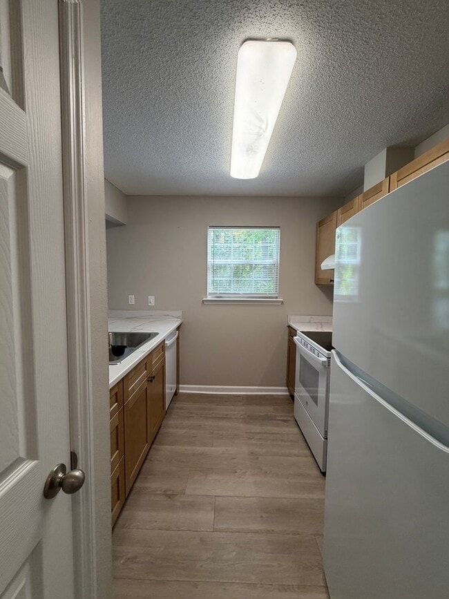 Building Photo - Gorgeous 2/2 newly renovated townhome available now!