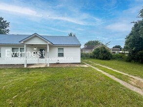 Building Photo - 2 Bed, 1 Bath Home with Fenced Yard / Pet-Friendly / Available Now!