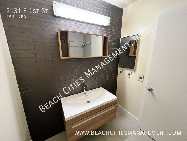 Building Photo - Condo located One Block from the Beach wit...