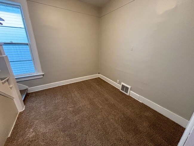 Building Photo - 2 Bedroom / 1 Bath Home off 15th and Martha with Off Street Parking!