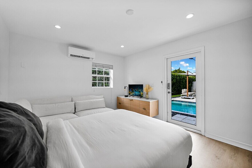 Building Photo - 150 NE 50th Ter