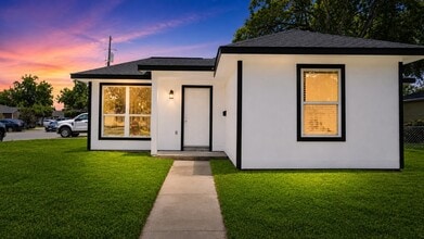 Building Photo - 1206 Pinewood Ln