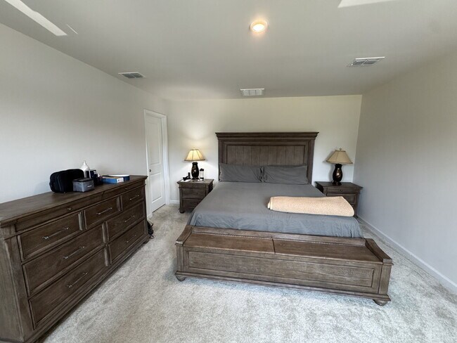 Building Photo - 4 bedroom, 2.5 baths in a Seneca neighborhood