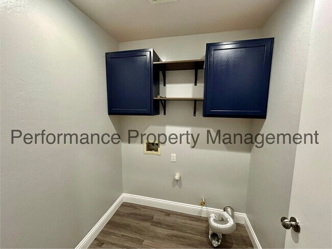 Building Photo - Stunning 4 Bed/2 Bath in SW Bakersfield w/...