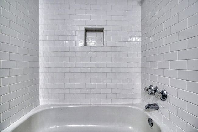 Building Photo - Woodward St