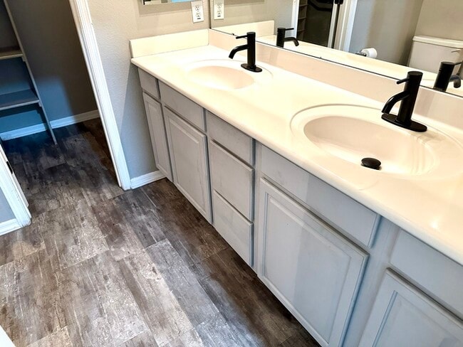 Building Photo - Gorgeous 2 bedroom / 2 bath condo in The E...
