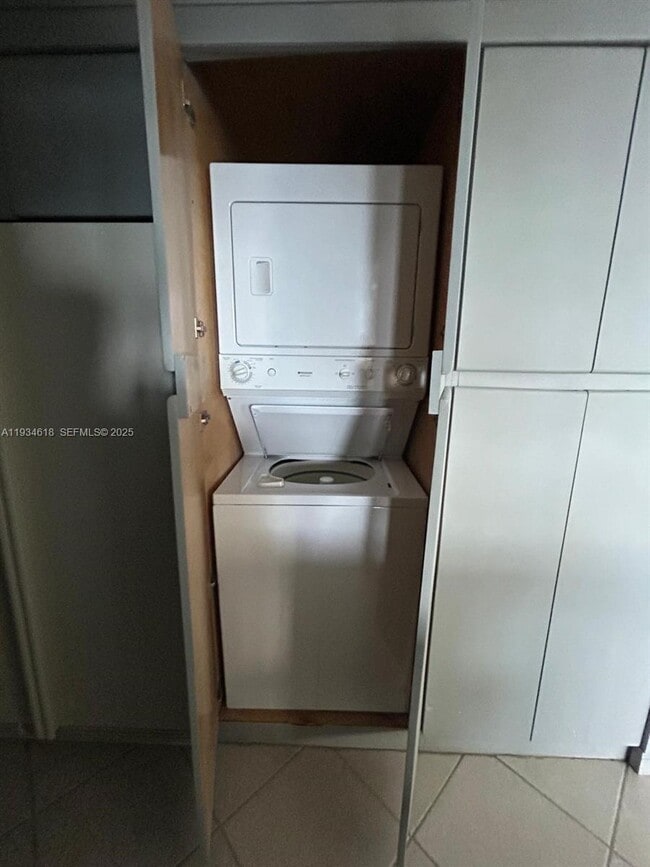 Building Photo - 3140 S Ocean Dr