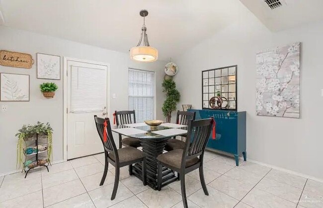 Building Photo - 1107 Lexington Cir