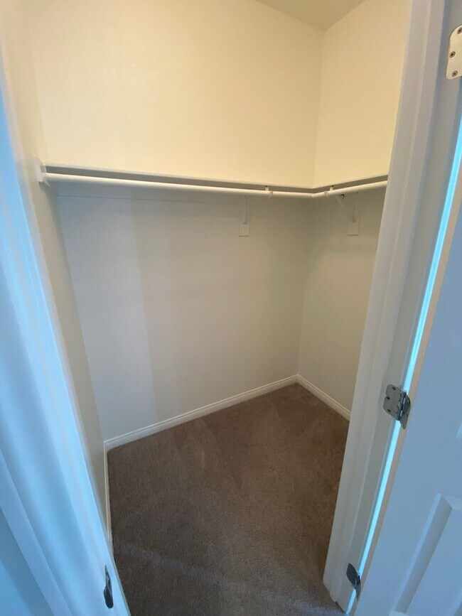 Building Photo - Beautiful 4 bed/3 home located in Henderson.