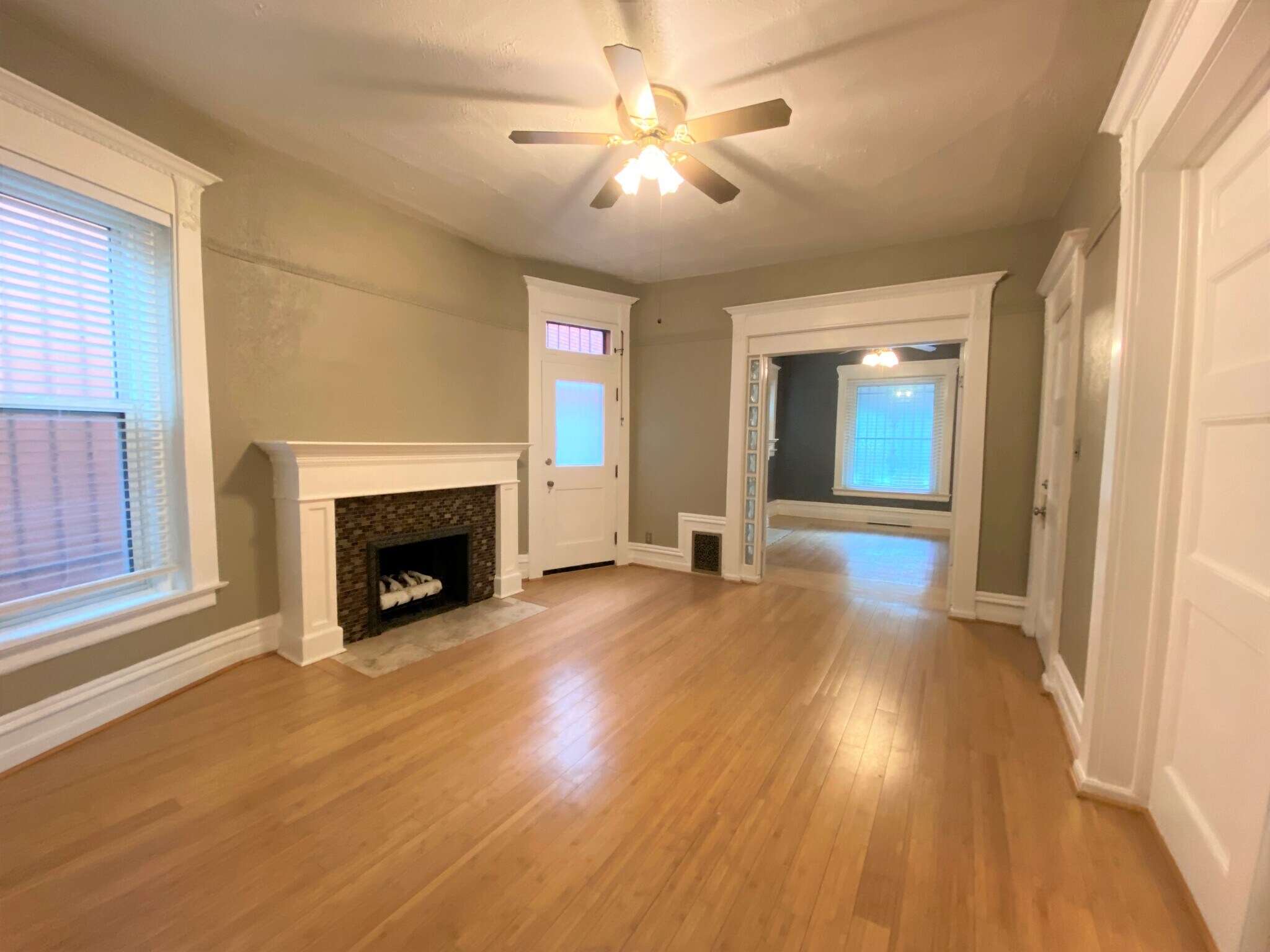 Building Photo - 1440 N Corona St