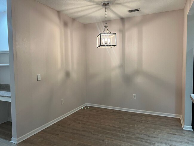 Building Photo - Lovely Condo with Updated Bathrooms and Private View - Summer House